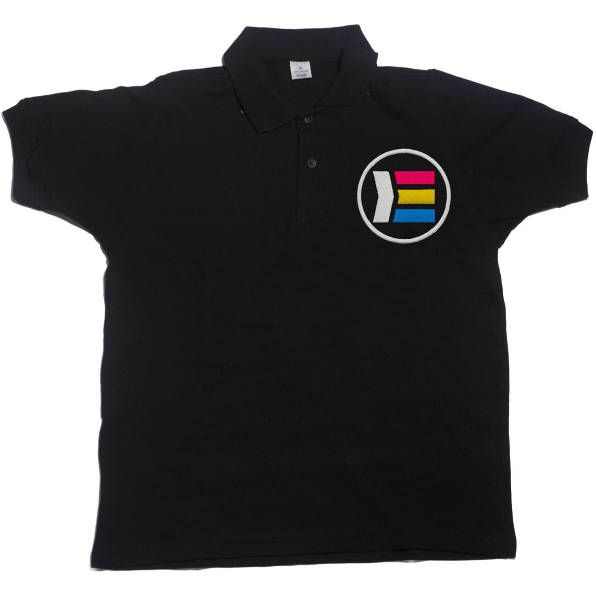 camiseta_negra_adelante_logo_bordado